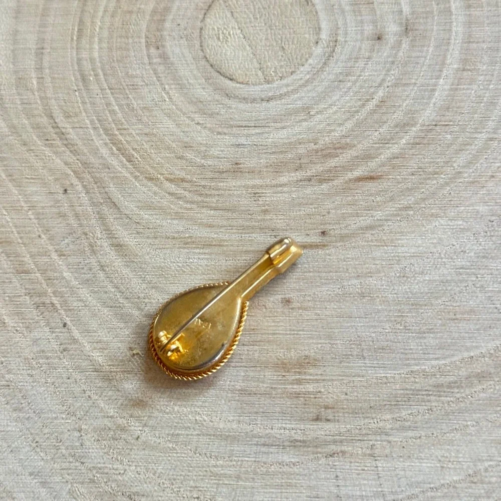 N/A vt brooch